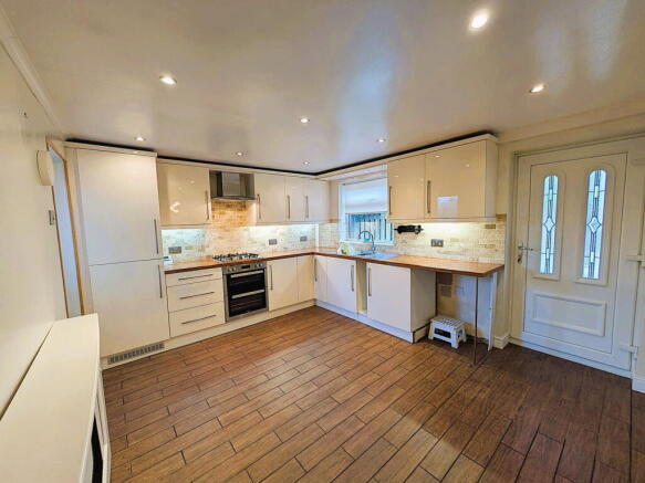 4 Cotswold Avenue, Chadderton, Oldham, OL9 8PJ photo 4