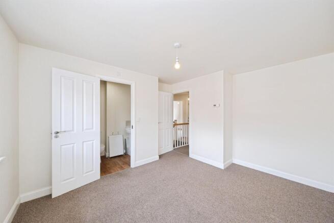 4 bed Detached for sale Image 11