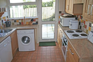 MODERN FITTED KITCHE