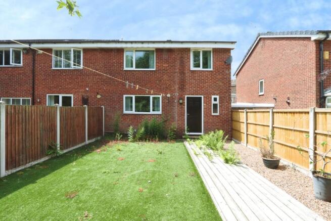 4 bed Semi-Detached for sale Image 4