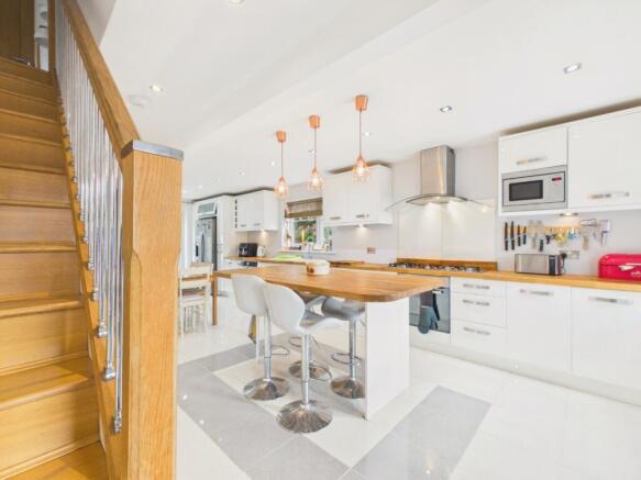 4 bed Detached for sale Image 6