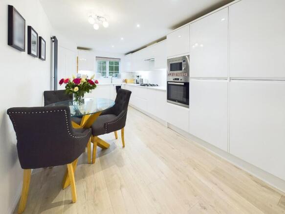 4 bed Town House for sale Image 5