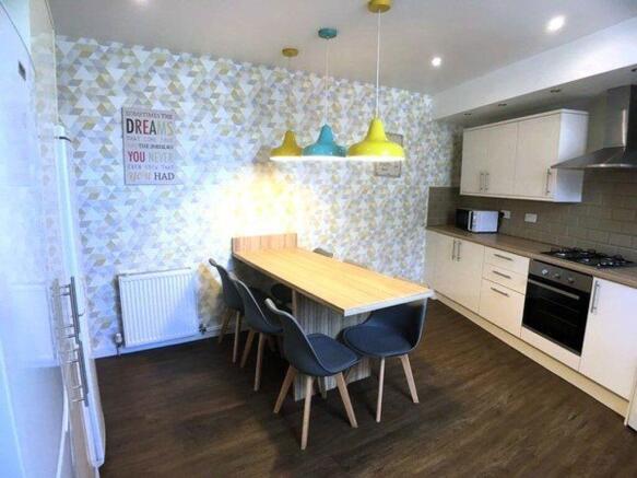 5 bed House to rent Image 12