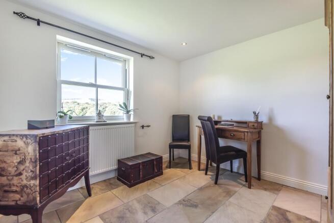 4 bed House to rent Image 11