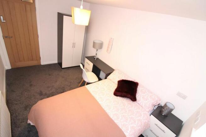 4 bed House Share to rent Image 9