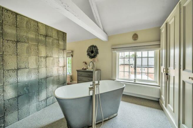 Principal bedroom dressing/bathing area