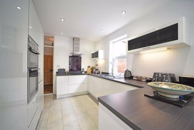KITCHEN/BREAKFAST ROOM