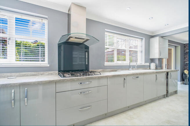 4 bed Detached for sale Image 5
