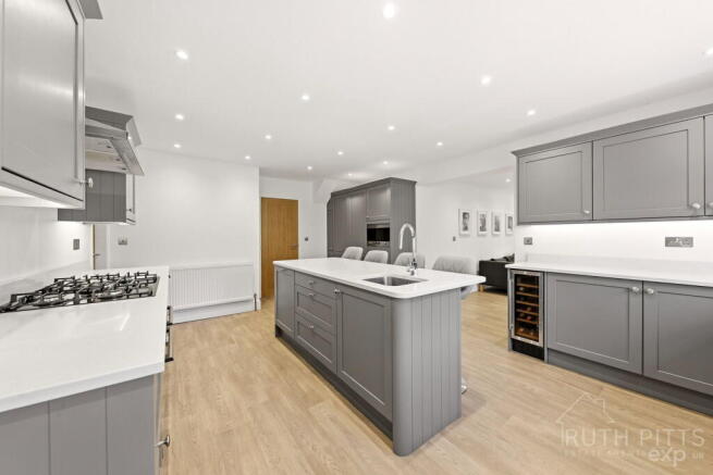 6 bed Detached for sale Image 8