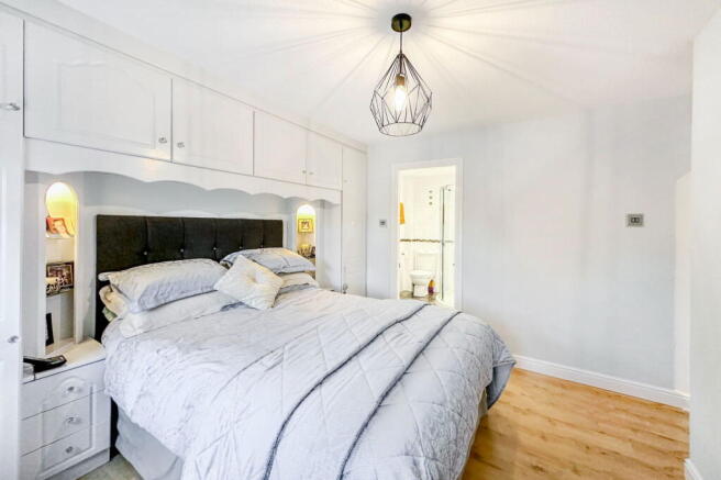 5 bed Detached for sale Image 12