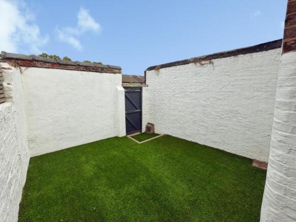 2 bed Terraced to rent Image 9
