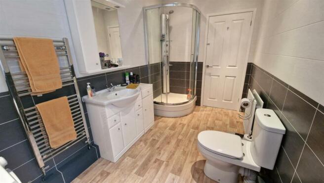 LARGE BATHROOM