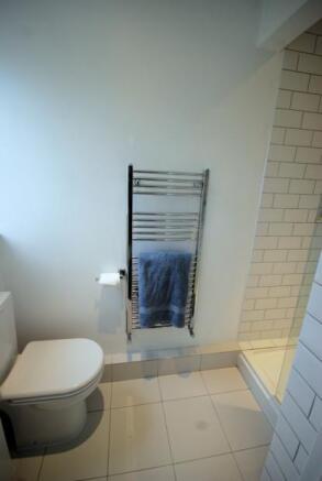 Manor Crescent 29 − En Suite 2