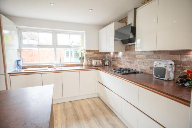 4 bed Detached to rent Image 5