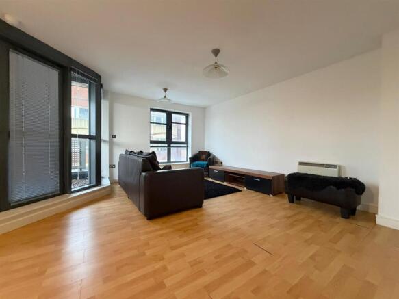 86QC - LOUNGE.jpg