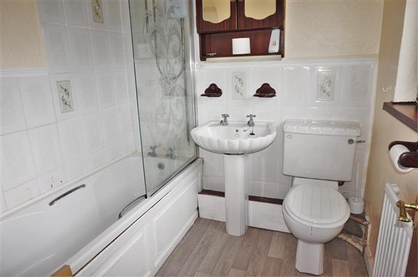 FAMILY BATHROOM :