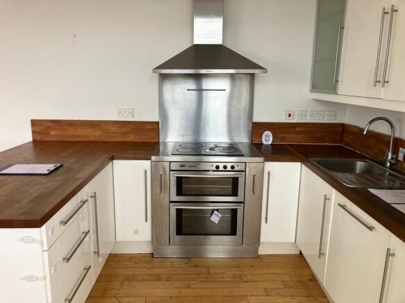 Flat 14, 1 Farnsby Street, Swindon, Wiltshire SN1 5AP photo 5