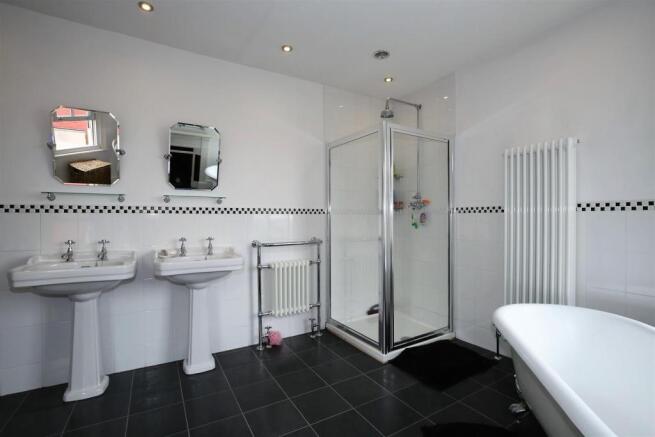 FAMILY BATHROOM 2