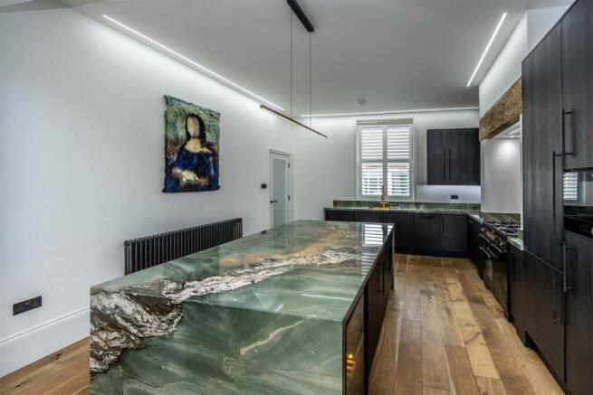 6 bed Semi-Detached to rent Image 4