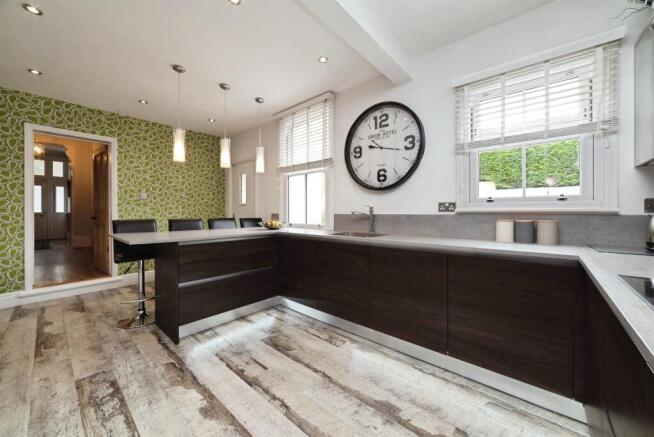 5 bed Semi-Detached for sale Image 6