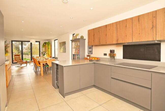5 bed Detached for sale Image 9