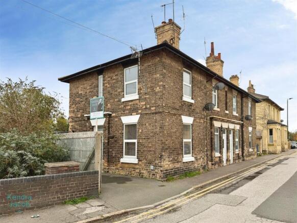 2-bed terraced on Station Road, Retford, £140,000