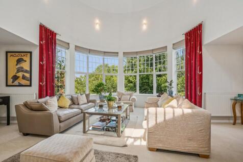 Willow Avenue,
Barnes, SW13