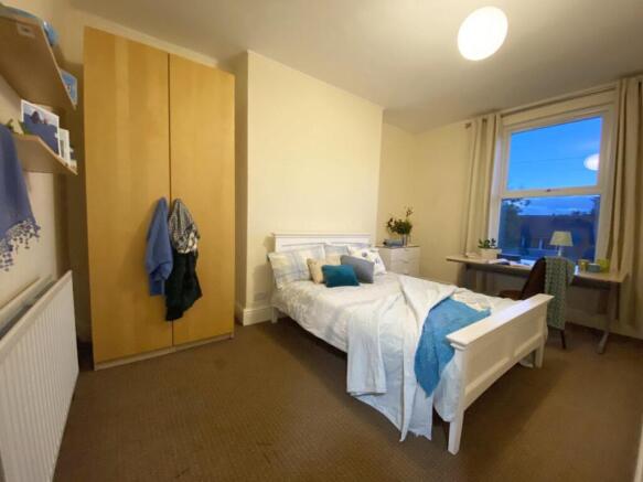 Bright, neatly presented double bedroom with a ...