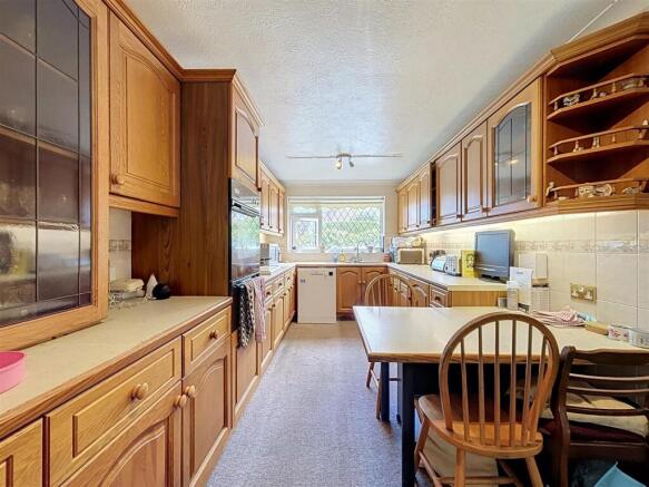 4 bed Detached for sale Image 6