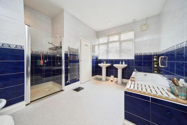 4 bed Detached Bungalow for sale Image 7