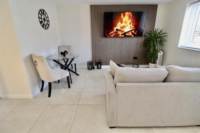 Open Plan Entrance Hallway/Lounge