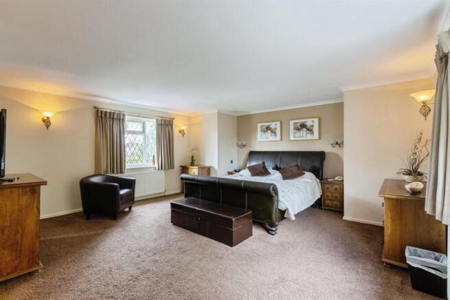 4 bed Detached for sale Image 9