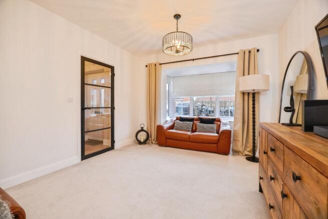5 bed Detached for sale Image 8
