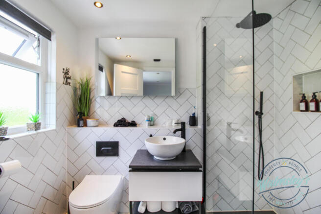 Loft en-suite shower room