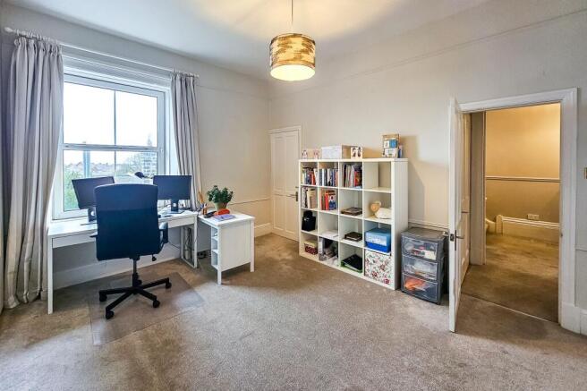 3 bed Apartment to rent Image 12