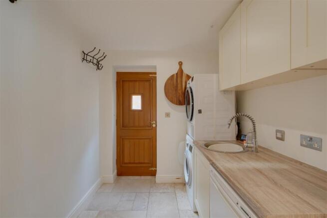 5 bed Detached for sale Image 8
