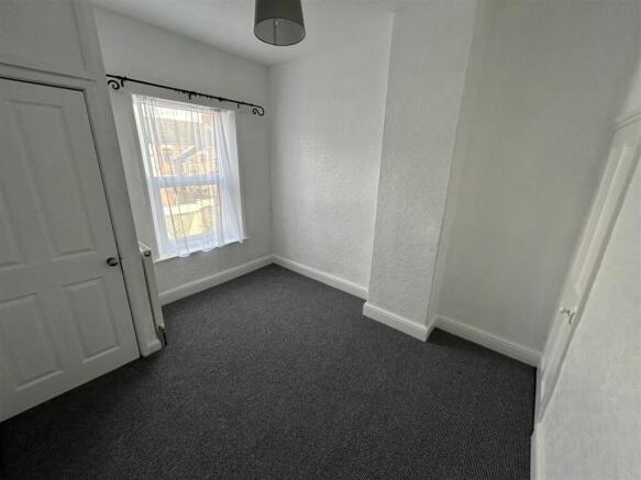 2 bed Terraced to rent Image 6