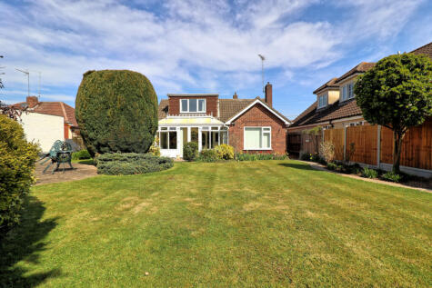 Potash Road, Billericay, CM11 - Ideal For Multi Generational Living - Large Footprint
