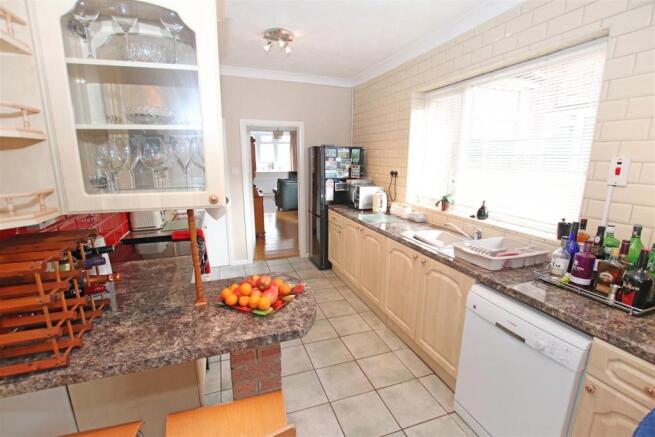 FITTED KITCHEN / BREAKFAST ROOM