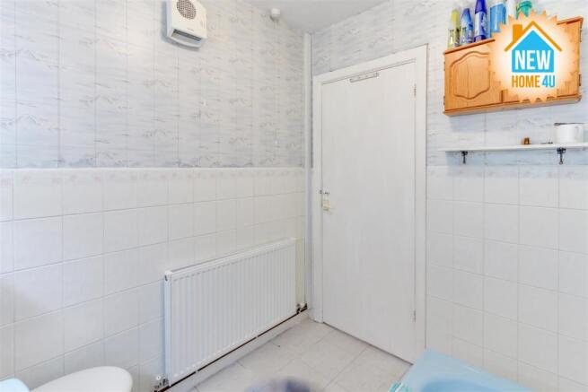 FAMILY BATHROOM: