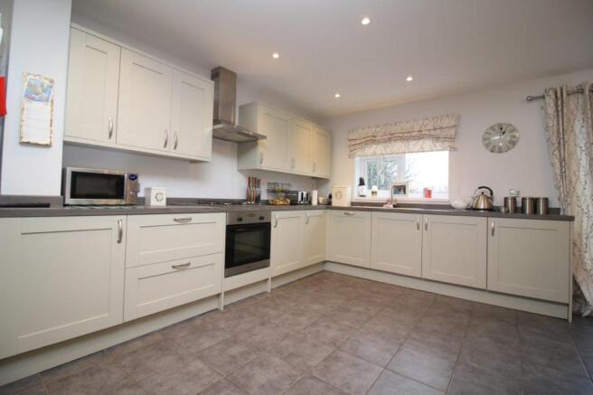 Open Plan Kitchen, Dinng & Lounge Area
