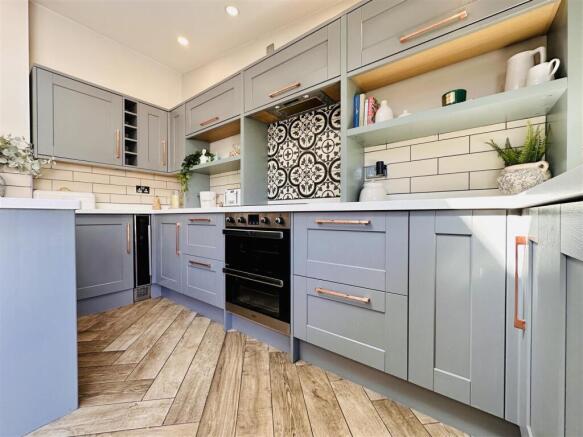 FABULOUS KITCHEN / DINING & FAMILY ROOM