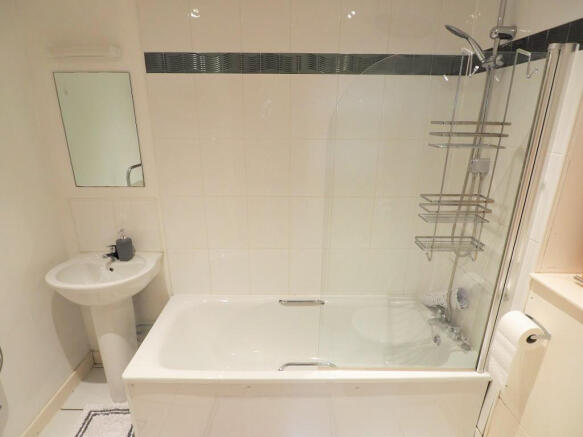 2 bed Flat to rent Image 11
