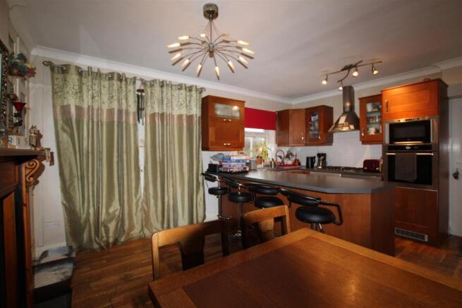 KITCHEN/DINING ROOM