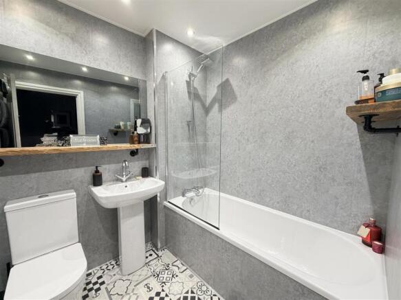4 bed House for sale Image 10