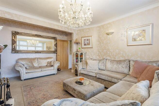 26 Larkshall Cres (9).jpg