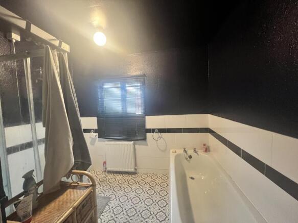 4 bed Semi-Detached to rent Image 7