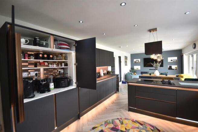 5 bed Detached for sale Image 12