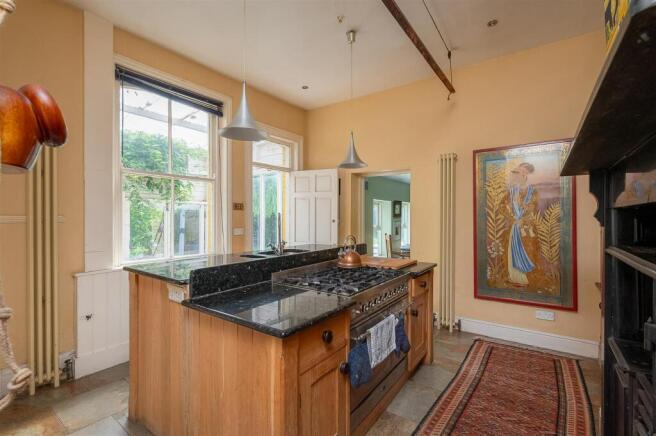 6 bed Semi-Detached for sale Image 11