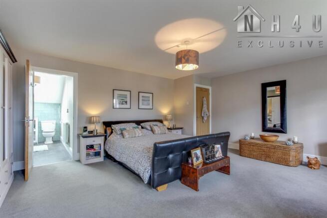 MAIN BEDROOM: